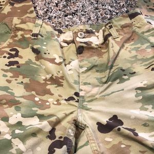 Camouflage pants size medium. Inseam 29 1/2 to 32 1/2 waist 31 to 35 inches.
